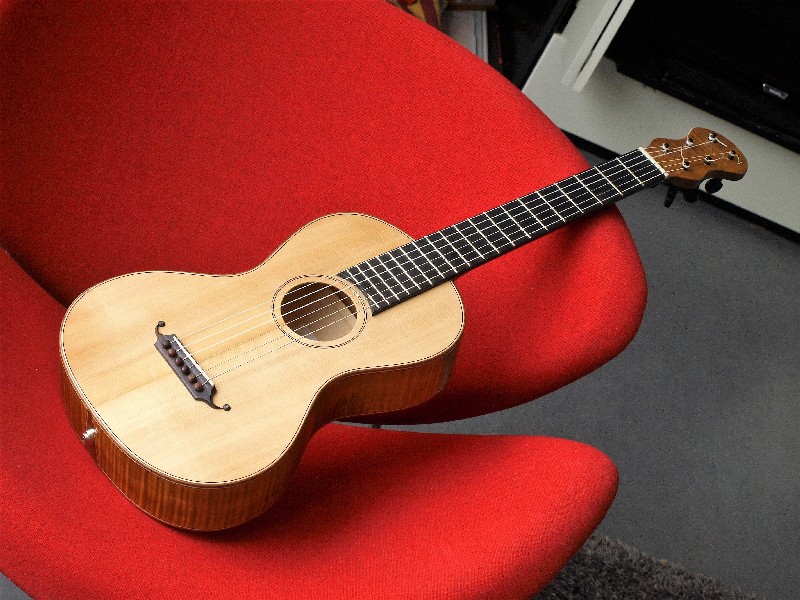Short scale romantic guitar.62 cm 